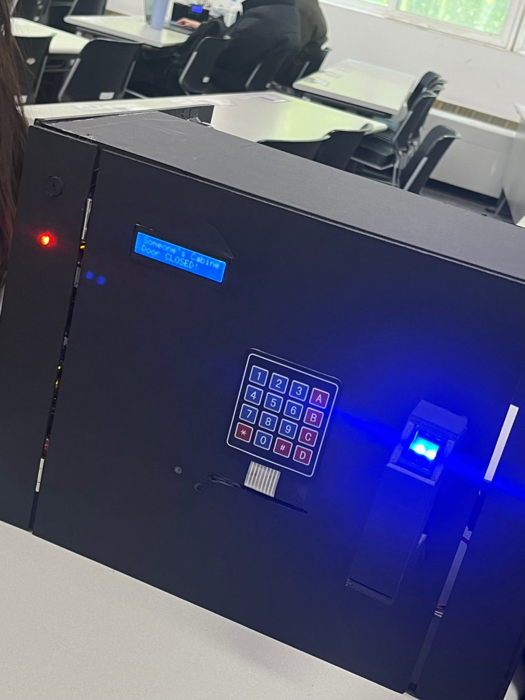 키패드와 지문 센서가 장착된 Beep Beep Cabinet 완성 모습